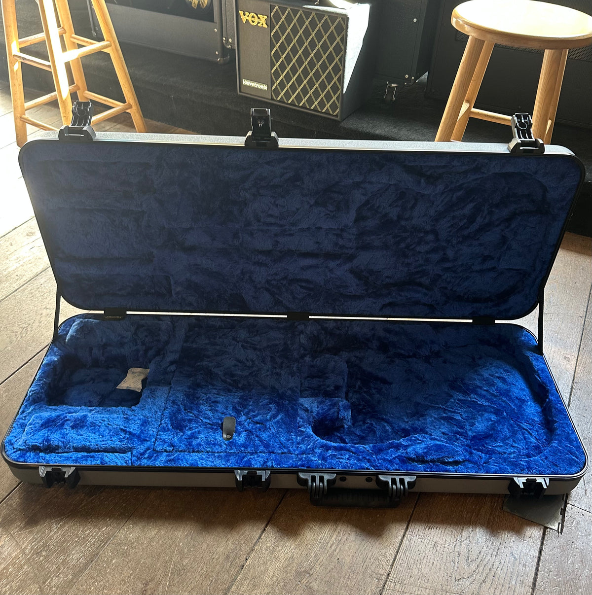 Fender Deluxe Molded Case - Stratocaster/Telecaster - Silver/Blue - Preowned